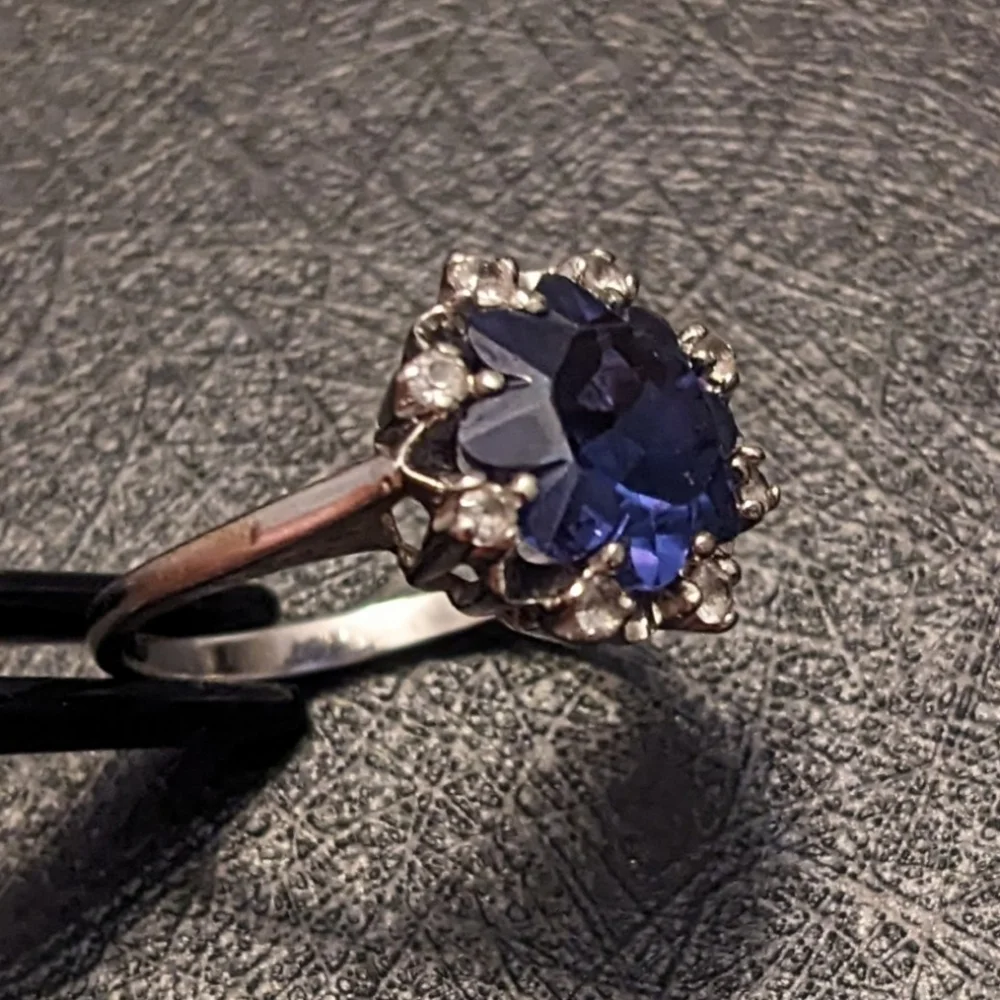 SALE! 10K Solid Gold Topaz Ring - Picture 4 of 10